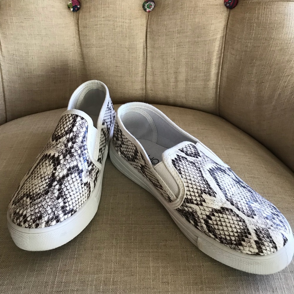 Women’s Casual Snakeskin print Sneaker- Size 6.5
